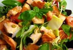Salada de Salmão Grelhado com Endívias, Tomate e Beterraba
